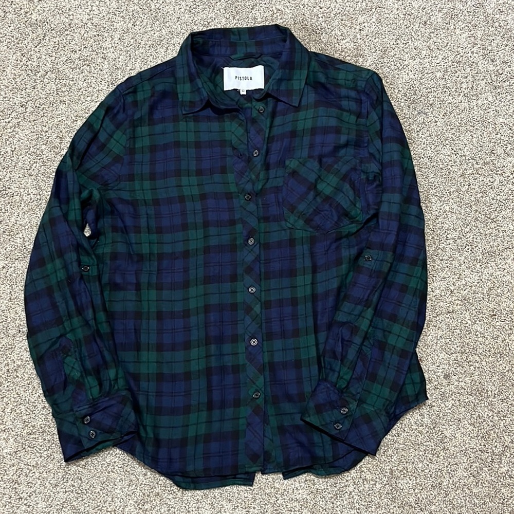Women’s pistola green plaid button up top. Size medium. Split hem back.